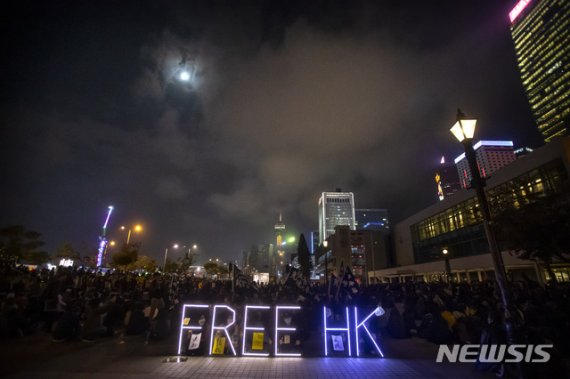 [홍콩=AP/뉴시스]12일(현지시간) 홍콩서 열린 집회에 모인 시위대가 "홍콩에 자유를"이라는 사인을 세워놓고 시위하고 있다. 시위대는 홍콩 민주화 시위 중 투옥된 시위 대원들을 위해 수백 장의 크리스마스 카드를 썼다. 이들은 크리스마스를 감옥에서 보내야 하는 수감자들을 잊지 않겠다는 약속을 카드에 담았다. 2019.12.13.
