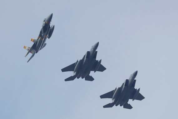 미국 공군 소속 F-15 전투기들이 2018년 10월 12일(현지시간) 우크라이나에서 '클리어 스카이 2018' 다국적 군사훈련에 참가해 편대비행을 하고 있다. 로이터뉴스1