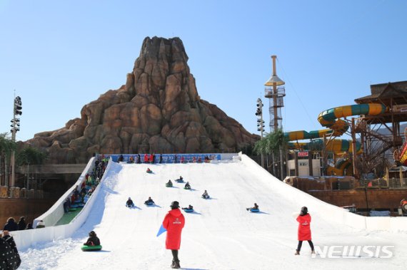[서울=뉴시스]경남 김해시 롯데워터파크 야외 '눈썰매장'