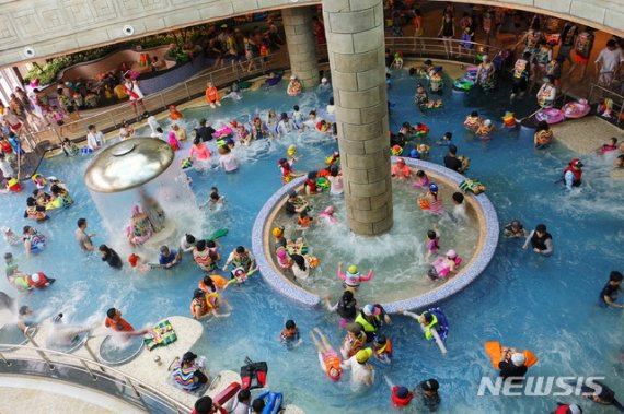 [서울=뉴시스]경남 김해시 롯데워터파크 '실내 워터파크'