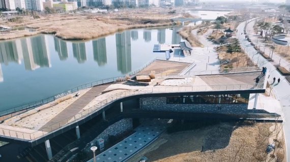 인천 청라국제도시의 랜드마크인 청라호수공원과 커낼웨이가 내년에 다양한 수상시설을 이용할 수 있고 밤에도 아름다운 공간으로 재탄생한다. 사진은 청라호수공원 전경.