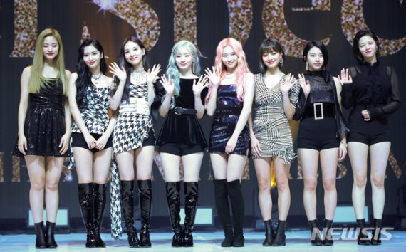 【서울=뉴시스】조수정 기자 = 걸그룹 트와이스가 23일 오후 서울 광장동 예스24 라이브홀에서 열린 미니 8집 '필 스페셜(Feel Special)' 발매 쇼케이스를 열고 포즈를 취하고 있다. 왼쪽부터 쯔위, 모모, 나연, 다현, 사나, 지효, 채영, 정연. 2019.09.23. chocrystal@newsis.com