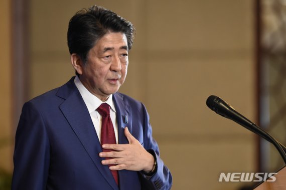 [청두=AP/뉴시스]아베 신조 일본 총리가 지난 24일 중국 청두에서 열린 한중일 정상회의 후 기자회견을 하고 있다. 2019.12.26.