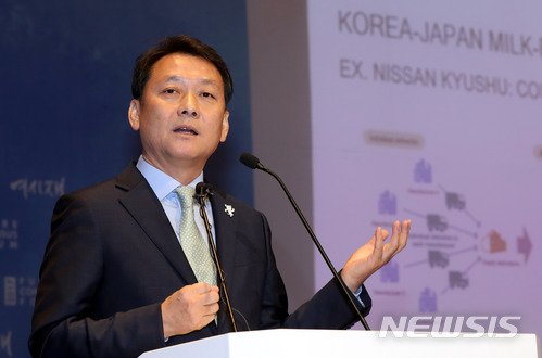 [인천=뉴시스]임태훈 기자 = 이광재 여시재 원장이 지난 2017년 11월26일 오전 인천 파라다이스시티호텔에서 '미래로 연결된 동북아의 길: 나비 프로젝트'를 주제로 열린 '2017 여시재 포럼'에서 '세계 평화와 번영을 위한 여시재의 꿈'을 발표하고 있다. 2017.11.26. taehoonlim@newsis.com /사진=뉴시스