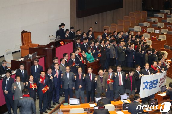 민주당, "개혁과 민생입법 소명 완수"··패트정국 마지막 여론전