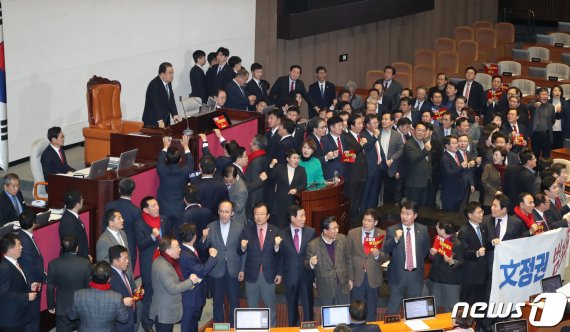 한국당, 의원 총사퇴 카드 던진 이유는…여론전 극대화 노린 듯