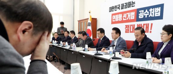 한국당 '의원 총사퇴' 약발 의문…결의 하루만에 반발 기류