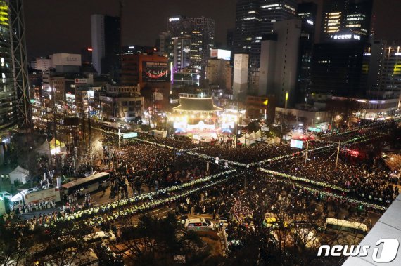 2019년 마지막 날인 31일 오후 서울 종로구 보신각 앞에서 시민들이 '2019 제야(除夜)의 종 타종행사'를 기다리고 있다. 2019.12.31/뉴스1 © News1 황기선 기자