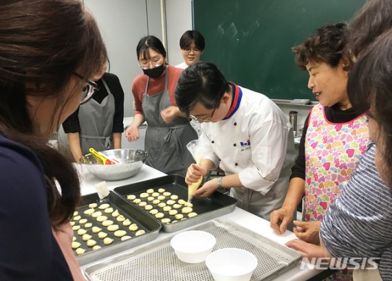 공주대 '제과·제빵교육 및 바리스타 과정 수료식'