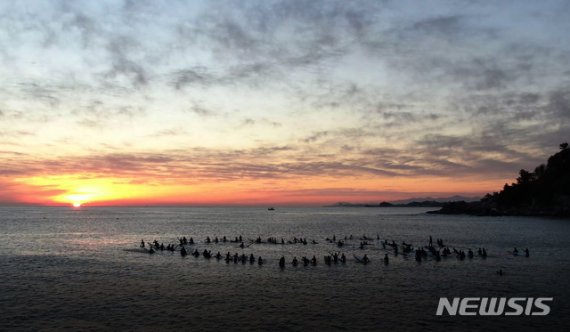 사진은 2019년 기해년 일출 서핑 모습. (사진=양양군청 제공)