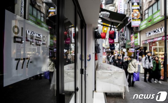 지난 1일 서울 중구 명동거리 상점 곳곳에 임대 현수막이 붙어 있다. 새해 첫날부터 최저임금이 시간당 8,590원으로 지난해 8,350원 보다 2.9% 오르면서 자영업자의 부담이 상승, 빈 점포가 늘어나고 있다. 뉴스1