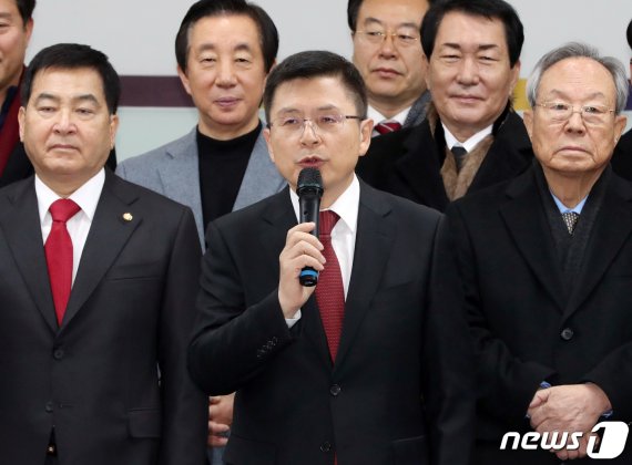 황교안 자유한국당 대표가 1일 서울 영등포 중앙당사에서 열린 신년인사회에서 새해인사를 하고 있다. 황교안 대표는 "2020 총선 압승으로 대한민국을 위기에서 구하자고 말했다. 2020.1.1/뉴스1 © News1 이종덕 기자