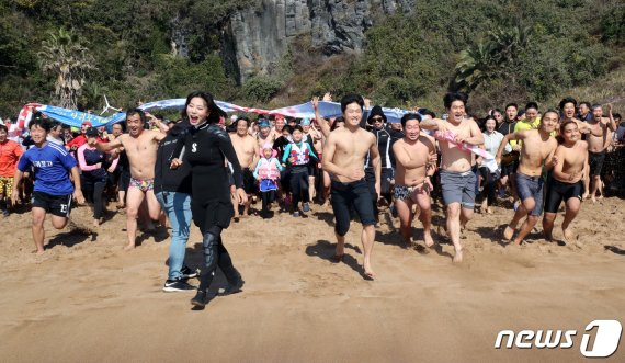 2020년 경자년(庚子年) 새해 첫 날인 1일 제주 서귀포시 중문색달해수욕장에서 제20회 서귀포 겨울바다 국제펭귄수영대회 참가자들이 바다로 뛰어들고 있다.2020.1.1/뉴스1 © News1 오현지 기자