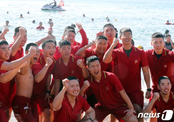 2020년 경자년(庚子年) 새해 첫 날인 1일 제주 서귀포시 중문색달해수욕장에서 제20회 서귀포 겨울바다 국제펭귄수영대회에 참가한 해병대가 해수욕을 즐기고 있다.2020.1.1/뉴스1 © News1 오현지 기자