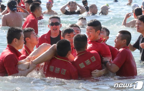 2020년 경자년(庚子年) 새해 첫 날인 1일 제주 서귀포시 중문색달해수욕장에서 제20회 서귀포 겨울바다 국제펭귄수영대회 참가한 해병대원들이 동료를 헹가래 치고 있다.2020.1.1/뉴스1 © News1 오현지 기자