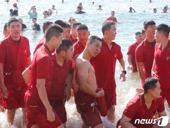 2020년 경자년(庚子年) 새해 첫 날인 1일 제주 서귀포시 중문색달해수욕장에서 제20회 서귀포 겨울바다 국제펭귄수영대회 참가한 해병대원이 근육을 자랑하고 있다.2020.1.1/뉴스1 © News1 오현지 기자