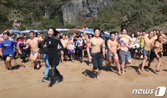 2020년 경자년(庚子年) 새해 첫 날인 1일 제주 서귀포시 중문색달해수욕장에서 제20회 서귀포 겨울바다 국제펭귄수영대회 참가자들이 바다로 뛰어들고 있다.2020.1.1/뉴스1 © News1 오현지 기자