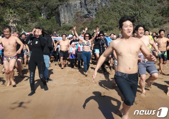 2020년 경자년(庚子年) 새해 첫 날인 1일 제주 서귀포시 중문색달해수욕장에서 제20회 서귀포 겨울바다 국제펭귄수영대회 참가자들이 바다로 뛰어들고 있다.2020.1.1/뉴스1 © News1 오현지 기자