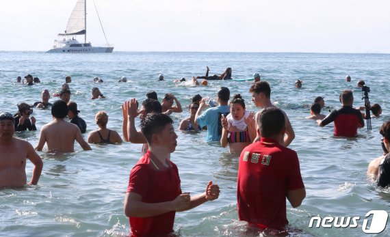 2020년 경자년(庚子年) 새해 첫 날인 1일 제주 서귀포시 중문색달해수욕장에서 제20회 서귀포 겨울바다 국제펭귄수영대회 참가자들이 해수욕을 즐기고 있다.2020.1.1/뉴스1 © News1 오현지 기자
