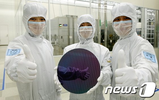 삼성전자 시안 반도체 라인에서 생산된 낸드플래시 제품.(삼성전자 제공) 2014.5.9/뉴스1