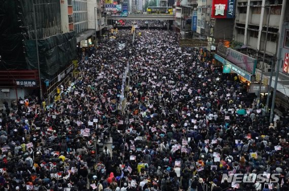 [홍콩=AP/뉴시스]새해 첫날인 1일 홍콩 시내에서 대규모 민주화 요구 시위가 벌어지고 있다