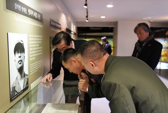 [fn포토] 진규상 해병대 9여단장, 제주4.3평화공원 첫 참배