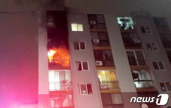 2일 오전 3시 20분쯤 인천시 서구 석남동의 한 6층짜리 아파트 4층에서 화재가 발생해 3명의 사상자가 발생했다. 화재가 발생한 아파트의 모습.(인천서부소방서 제공)2019.1.2/뉴스1 © News1