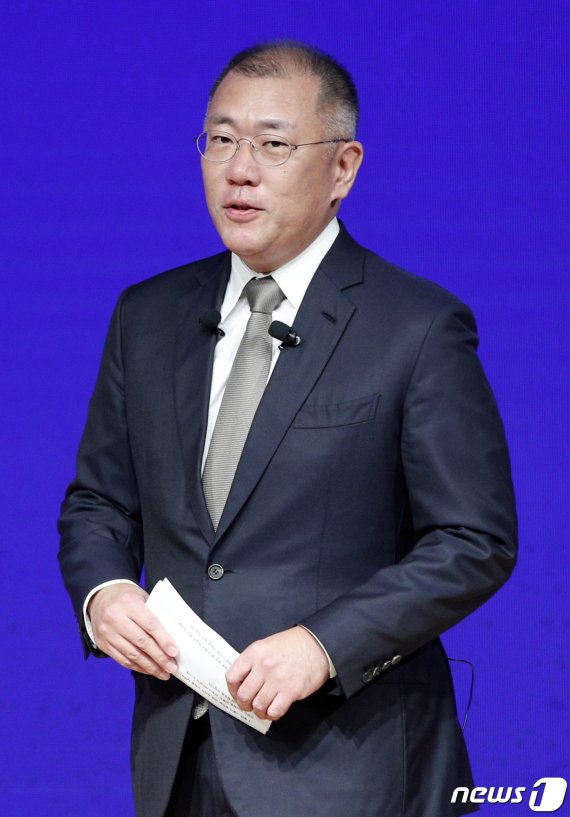 정의선 현대자동차그룹 수석부회장이 2일 오전 서울 양재동 현대차 본사에서 열린 시무식에서 신년사를 하고 있다. 2020.1.2/뉴스1 © News1 안은나 기자