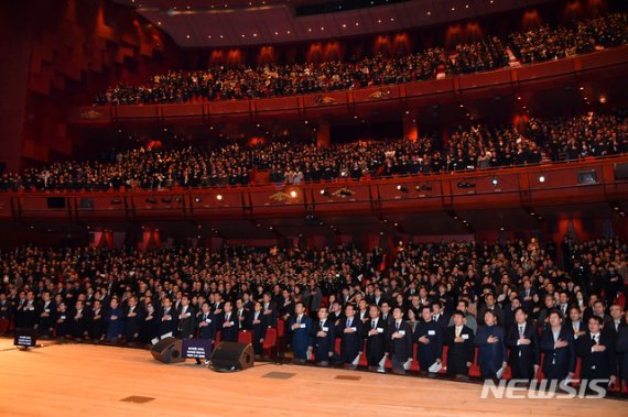 [서울=뉴시스] 서울시는 2일 서울시 종로구 세종문화회관에서 '2020년 서울시 시무식' 행사를 개최했다고 밝혔다. (사진=서울시 제공) 2020.01.02.