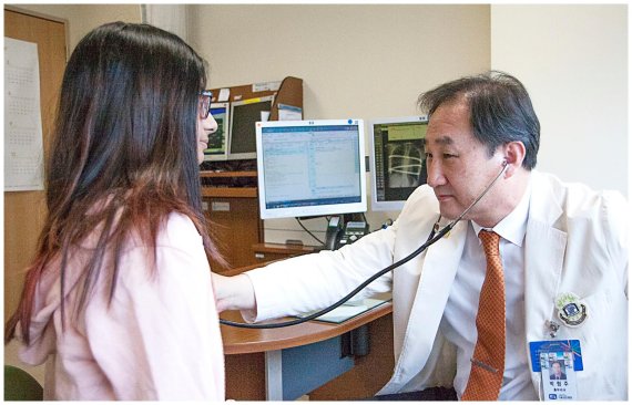 서울성모병원 흉부외과 박형주 교수가 오목가슴 환자 진료를 하고 있다.