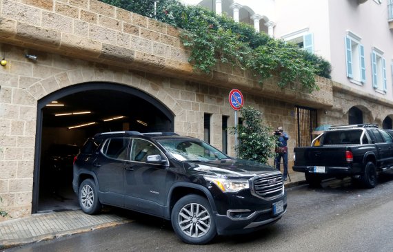A woman believed to be Carole Ghosn, wife of former Nissan chairman Carlos Ghosn, leaves in a car, in Beirut, Lebanon January 2, 2020. REUTERS/Mohamed Azakir /REUTERS/뉴스1 /사진=