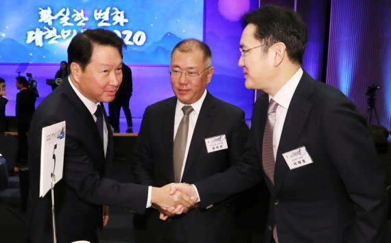 새해 경제 짊어진 기업인들/이재용 삼성전자 부회장(오른쪽)과 최태원 SK그룹 회장이 2일 서울 세종대로 대한상공회의소 국제회의장에서 열린 문재인 대통령 '신년 합동인사회'에서 악수를 나누고 있다. 국내 각계대표 및 특별초청 인사들이 참여한 이 자리에서 문 대통령은 권력기관 개혁, 경제혁신, 평화공동체 달성을 주요 3대 국정운영 방향으로 제시했다. 뉴시스