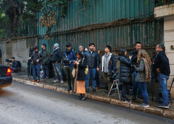 카를로스 곤 전 닛산차 회장의 베이루트 자택 앞에서 대기 중인 취재진. 로이터 뉴스1