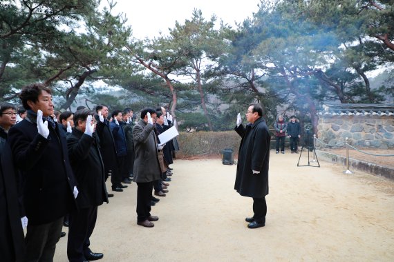 조광한 남양주시장 2일 정약용묘역서 청렴결의서 선서. 사진제공=남양주시