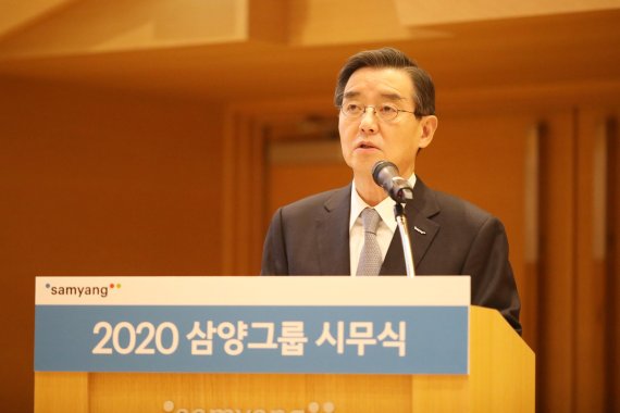 김윤 삼양그룹 회장이 2일 성남 판교 ‘삼양디스커버리센터’에서 열린 2020년 시무식에서 올해 경영방침을 발표하고 있다. 삼양그룹 제공.