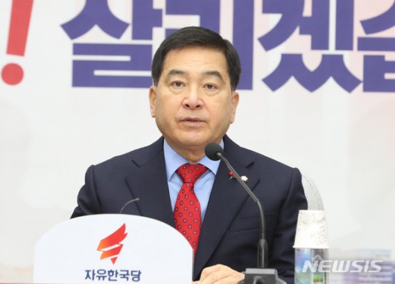 한국당 "검찰, 靑에 순응하기로 작정…권력 눈치 본 것"(종합)