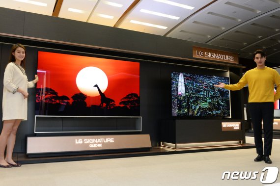 모델들이 더욱 강력해진 인공지능 프로세서 ‘알파9 3세대(α9 Gen3)’를 탑재한 88형·77형 'LG 시그니처 올레드 8K' 신제품을 소개하고 있다.(LG전자 제공)2020.01.03/뉴스1 © 뉴스1
