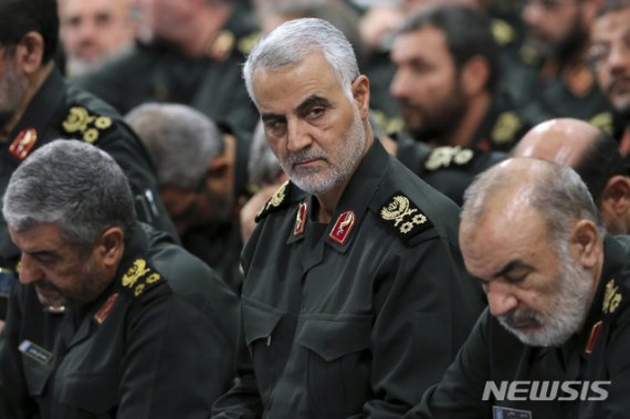3일 이라크 바그다드 공항 공습으로 이란 혁명수비대 정예부대 쿠드스군을 이끄는 거셈 솔레이마니(가운데) 사령관이 사망했다고 AP 등이 보도했다. /사진=뉴시스