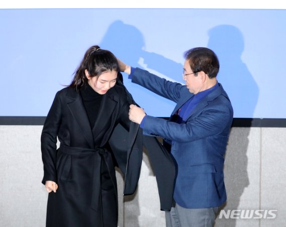 [서울=뉴시스] 전진환 기자 = 박원순 서울시장이 3일 오후 서울시청에서 열린 쇼트트랙 선수 심석희의 서울시청 입단식에 참석해 유니폼을 입혀주고 있다.2020.01.03. amin2@newsis.com