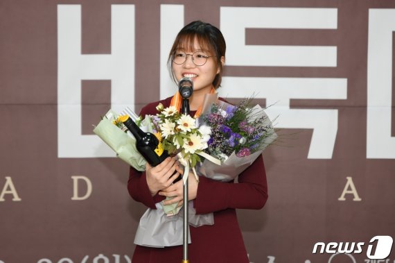 최정 9단이 30일 바둑대상 시상식에서 수상 소감을 밝히고 있다. 최정은 여자기사상, 인기상, 여자 다승·승률·연승상을 휩쓸었다(한국기원 제공). © 뉴스1