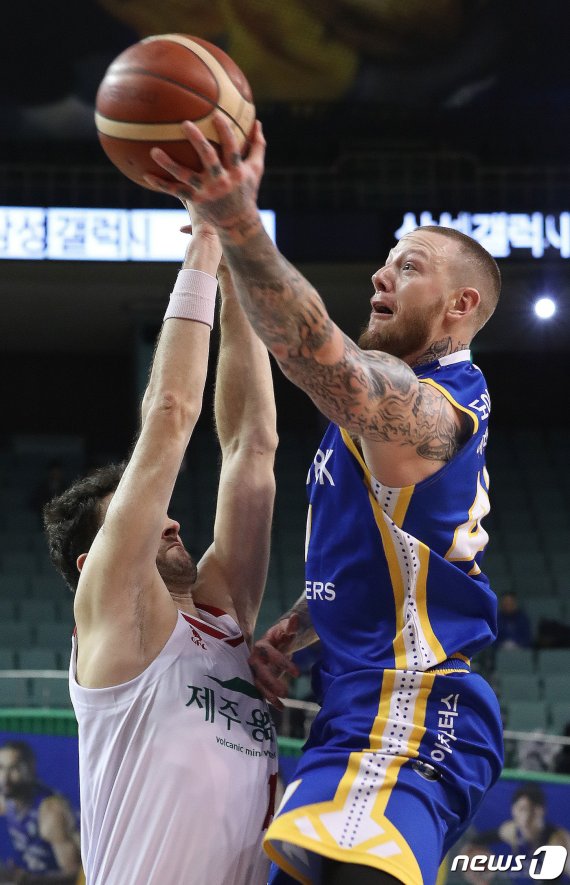 3일 오후 서울 송파구 잠실실내체육관에서 열린 프로농구 '2019-2020 현대모비스 KBL' 서울삼성과 고양오리온 경기에서 삼성 미네라스가 골밑 슛을 하고 있다. 2020.1.3/뉴스1 © News1 박세연 기자