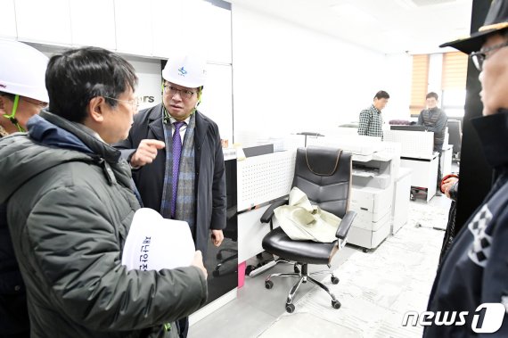 염태영 수원시장(왼쪽 3번째)이 균열이 일어난 건물을 점검하고 있다.© 뉴스1