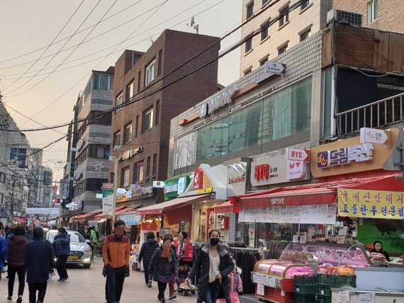 서울 동작구는 지난 2019년 지하철 신대방역 삼거리에 있는 성대전통시장의 너저분한 간판을 모두 없애고 디지털 간판으로 교체했다고 5일 밝혔다.