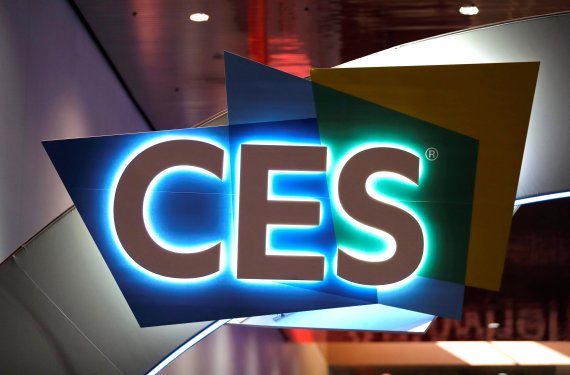 세계 최대 IT 박람회인 CES가 오는 5~8일(현지시간) 미국 네바다주 라스베이거스에서 열린다. 2020년 1월 5일 라스베이거스 컨벤션센터에 CES 로고가 걸려있다. 로이터뉴스1