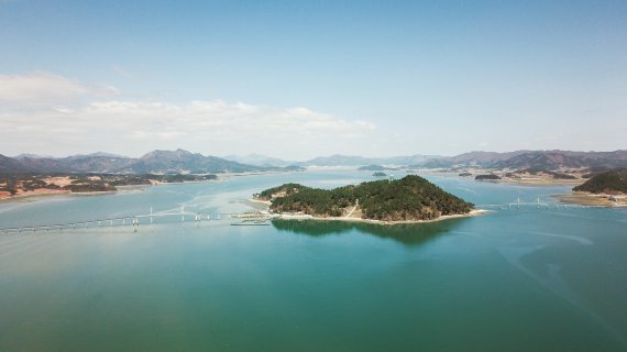 전남도는 강진 가우도(사진) 등 '가고 싶은 섬' 방문객들이 섬 관광을 제대로 즐길 수 있도록 섬 주민이 직접 관광프로그램을 디자인해 안내하는 '섬 코디네이터'를 육성·배치하고 있다고 밝혔다.