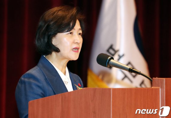 추미애 신임 법무부 장관이 지난 3일 오전 경기도 과천정부청사 법무부에서 열린 취임식에서 취임사를 하고 있다. 2020.1.3/뉴스1 © News1 조태형 기자