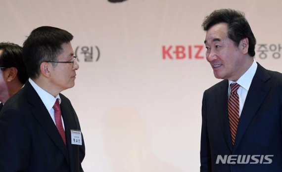 이낙연 전 국무총리(오른쪽)와 황교안 자유한국당 대표