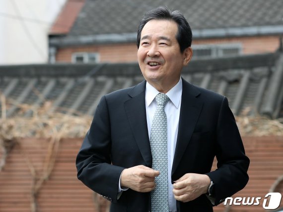 정세균 국무총리 후보자가 30일 오전 서울 종로구 통의동 금융감독원 연수원에 마련된 후보자 사무실로 출근하고 있다. 2019.12.30/뉴스1 © News1 이동해 기자
