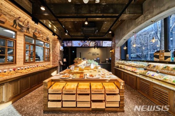 [부산=뉴시스] 하경민 기자 = 삼진어묵 베이커리 부산역 광장점. (사진=삼진어묵 제공). photo@newsis.com