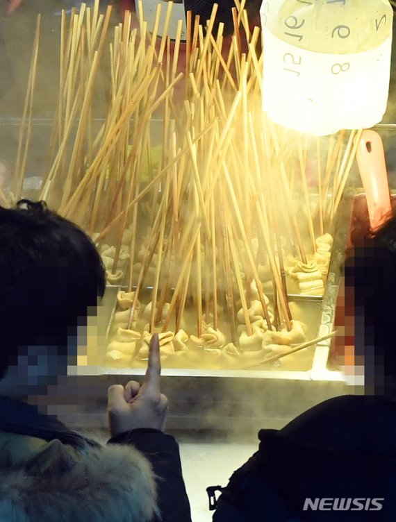 [부산=뉴시스] 부산 수영구의 한 분식집을 찾은 시민들이 어묵을 맛보고 있다. yulnetphoto@newsis.com